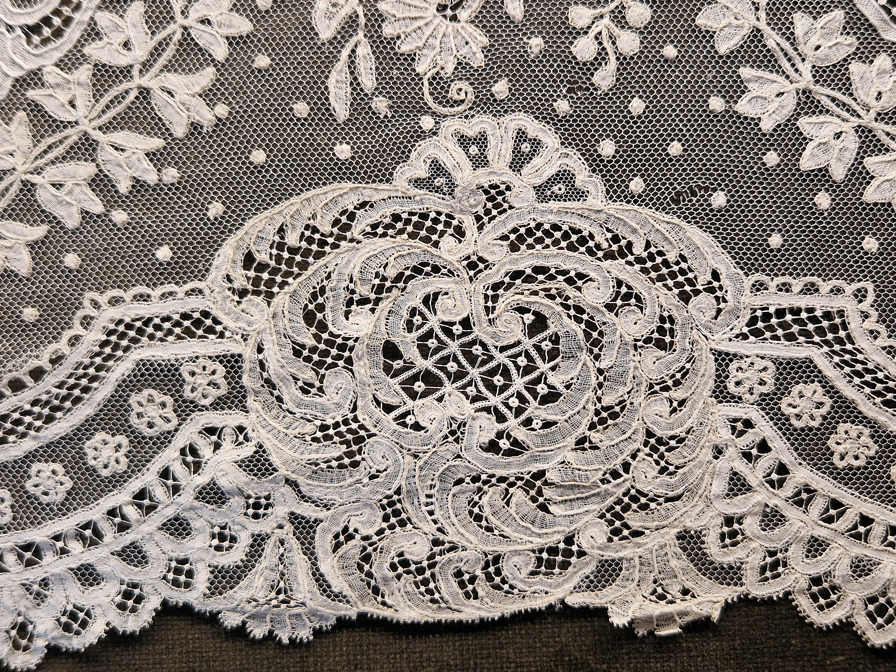 Brussels duchesse lace appliquéd on machine-made tulle
